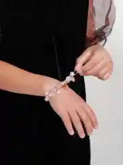 Розовый браслет на резинке для девочки