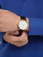 Золотой мужские наручные часы на кожаном ремешке