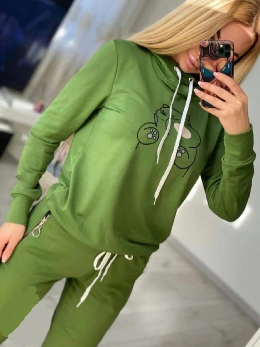 Зеленый спортивный костюм женский