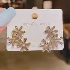 Белый серьги с камнями на серебряной игле, гипоалергенные