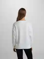 Белый свитшот с вышитой надписью