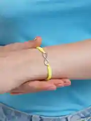 Салатовый браслет, красная нить