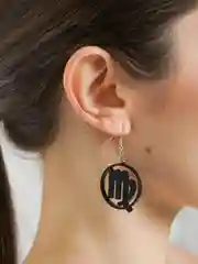 Черный серьги-подвески знак зодиака "Дева"