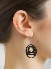 Черный серьги-подвески знак зодиака "Весы"