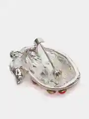 Коралловый брошь женская