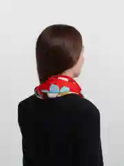 Алый платок с цветочным принтом