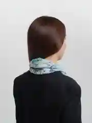 Зеленый платок с котами женский