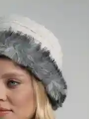 Белый шапка женская