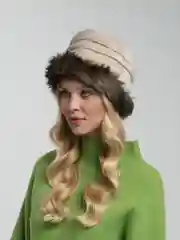 Бежевый шапка женская