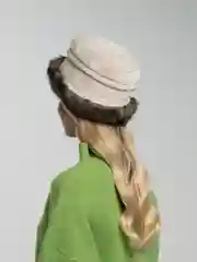 Бежевый шапка женская
