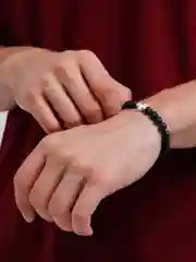 Белый браслет с крестом