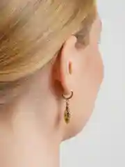 Золотой серьги капля кристалла