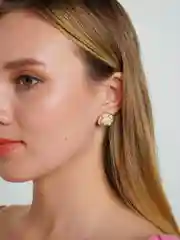 Серьги в виде цветка с элементами жемчуга, сережки