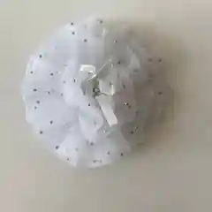 Белый бант на резинке