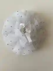 Белый бант на резинке