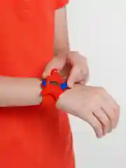 Красный часы с героями мультфильмов на ремешке, с батарейками