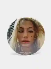 Бежевый значки Анна Михеева, металлические