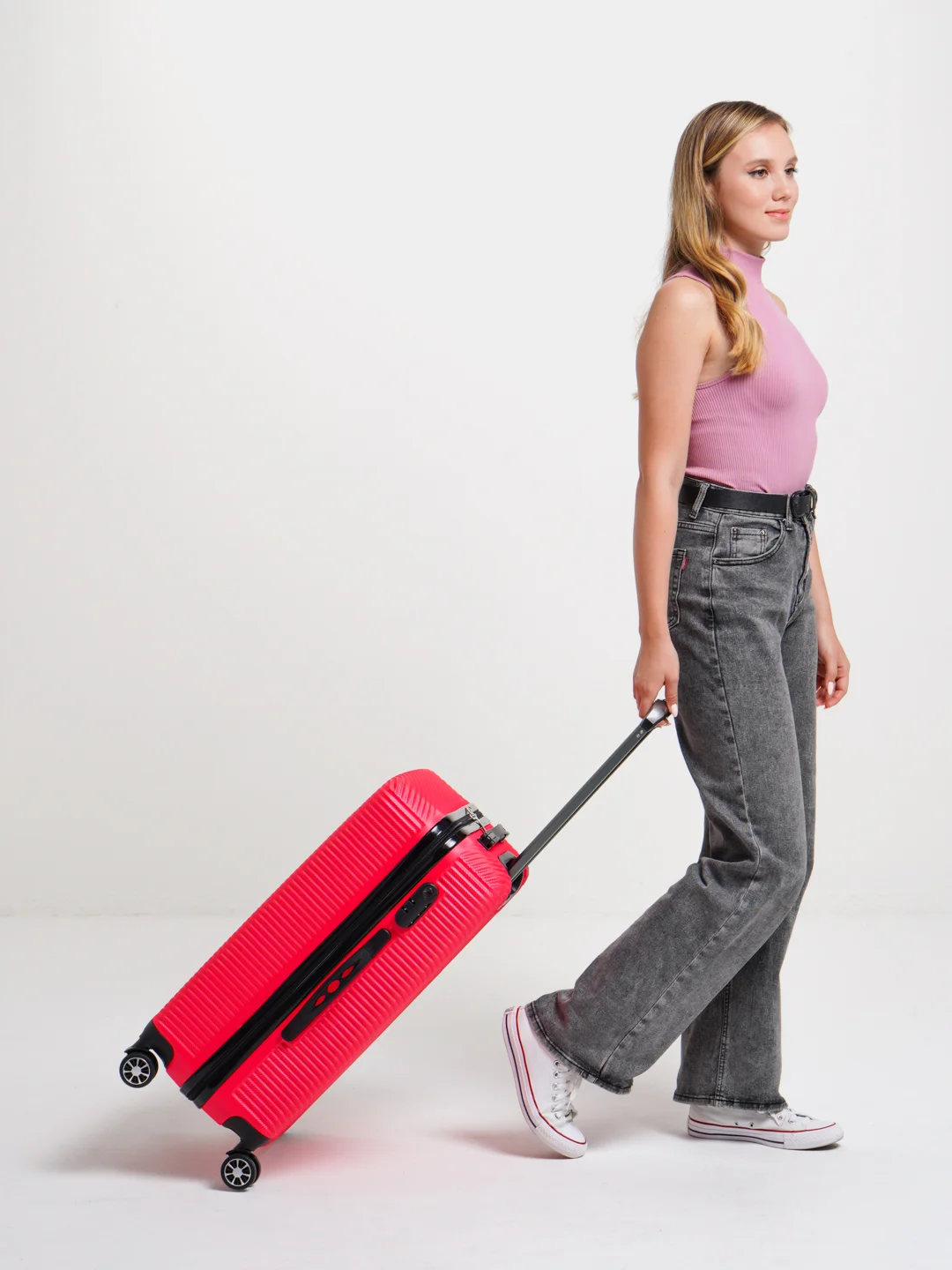 Розовый пластиковый чемодан Kartex