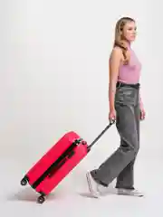 Розовый пластиковый чемодан Kartex