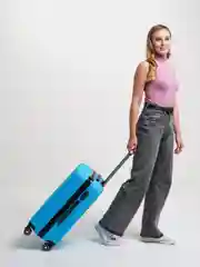 Голубой пластиковый чемодан Kartex