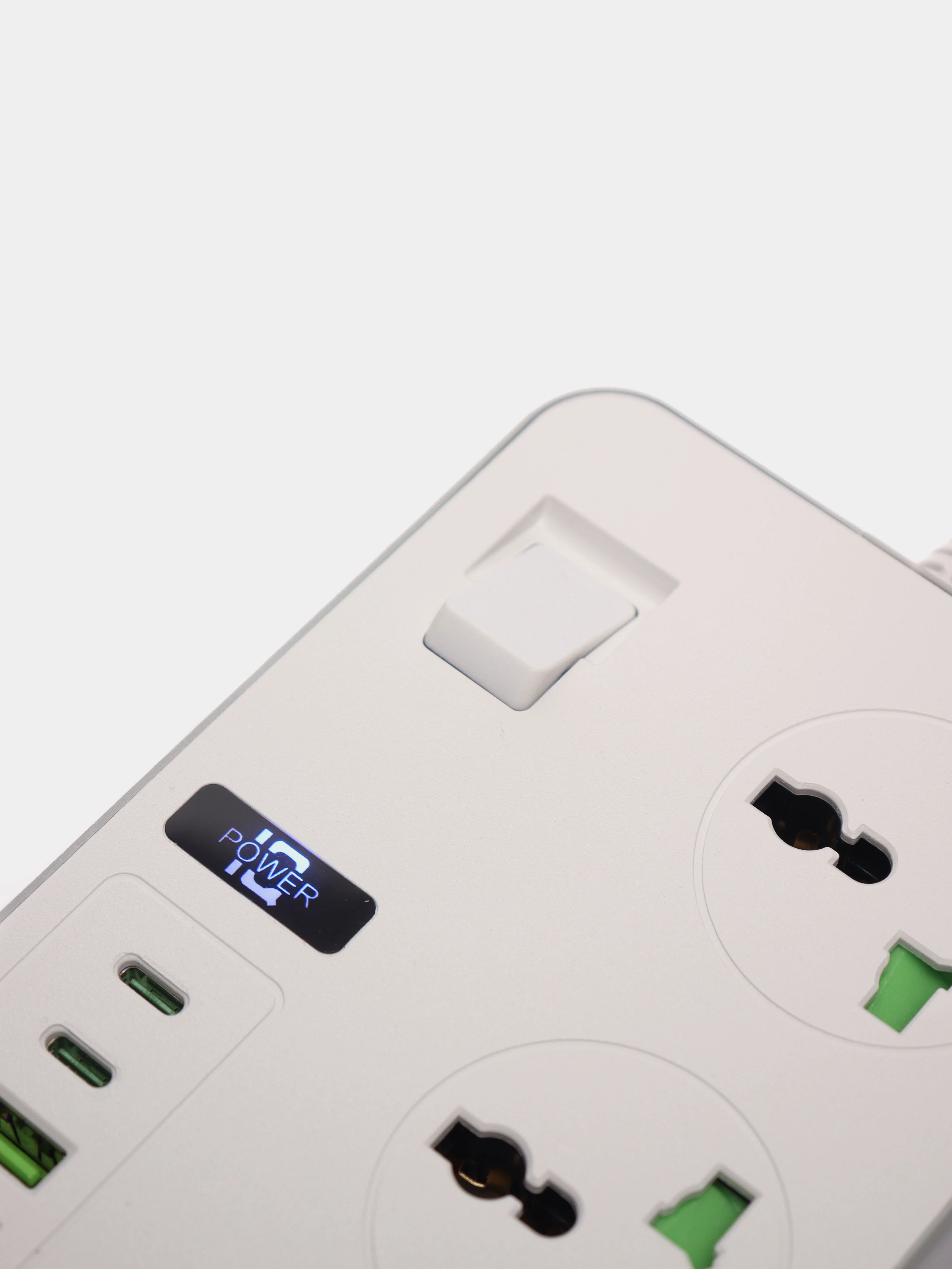 Белый сетевой фильтр-удлинитель 2 м, 4 USB и 2 Type-C порта, 3000 Вт