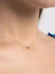 Золотой кулон в виде капли на леске