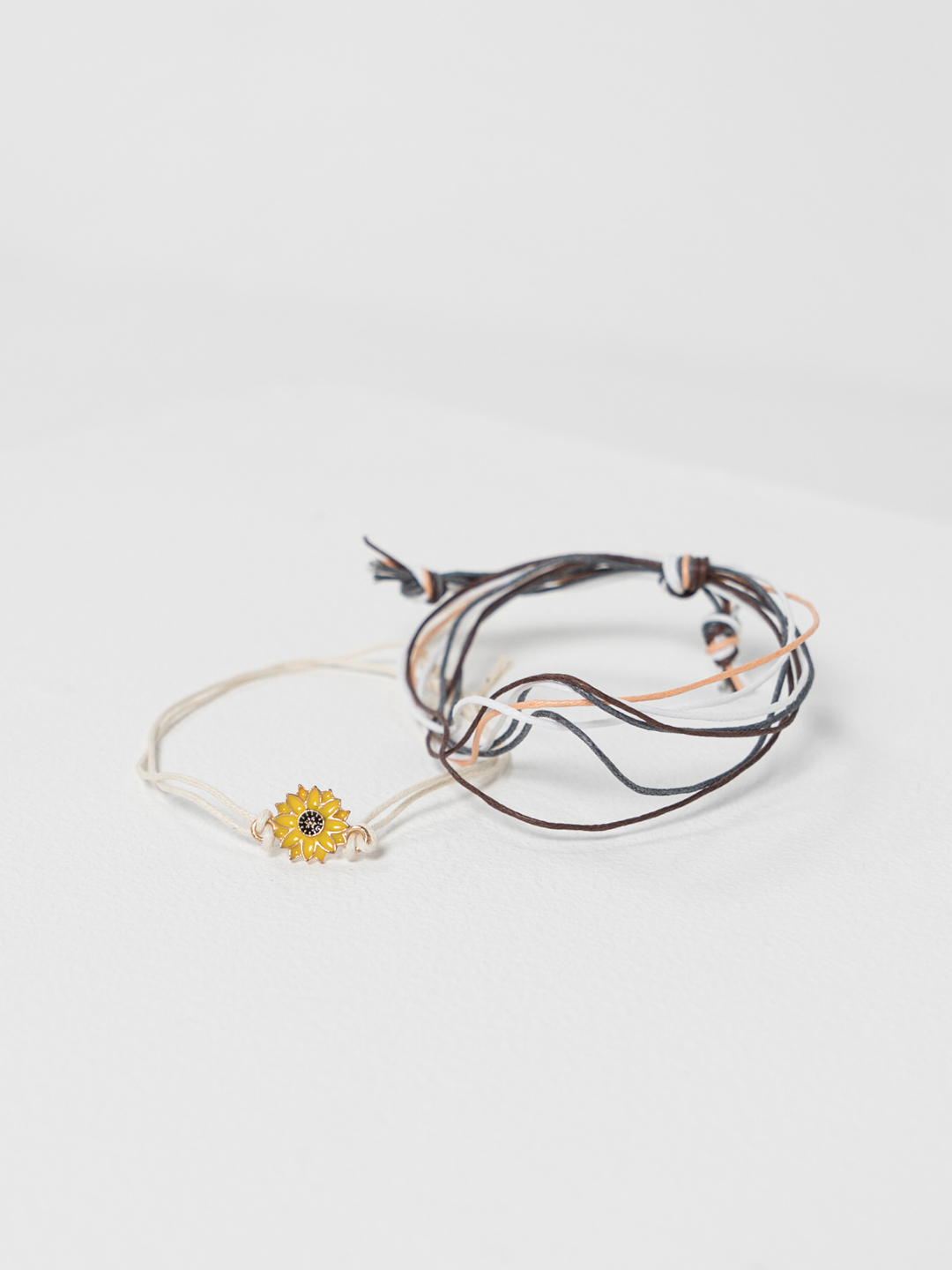 Набор мягких браслетов из ниток купить по цене 179 ₽ в интернет-магазинеKazanExpress