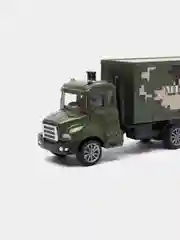 Зеленый машинка военный грузовик с закрытым кузовом