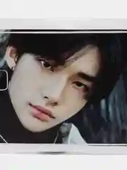 Бежевый меланж наклейка на банковскую карту stray kids