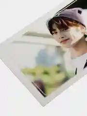 Бежевый наклейка на банковскую карту stray kids