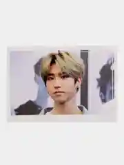 Багровый наклейка на банковскую карту stray kids