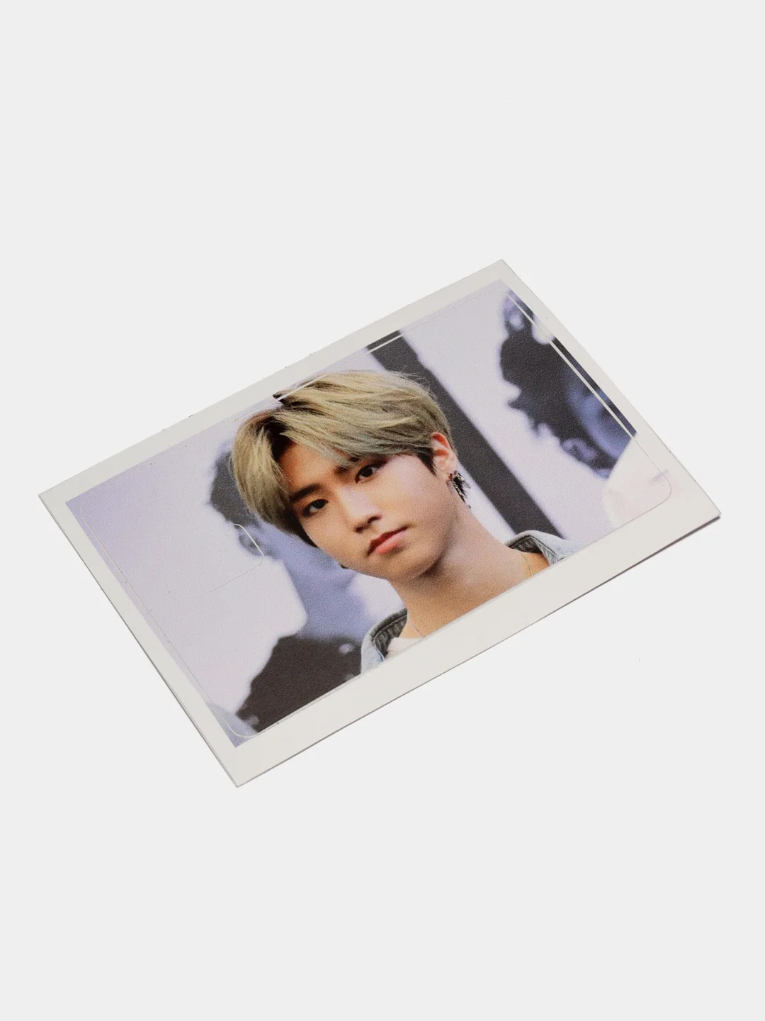 Багровый наклейка на банковскую карту stray kids