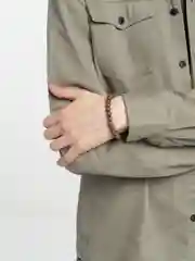 Браслет из деревянных бусин