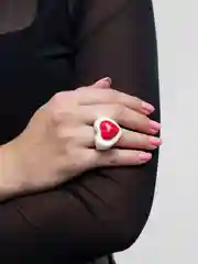 Белый кольцо акриловое "Сердце"