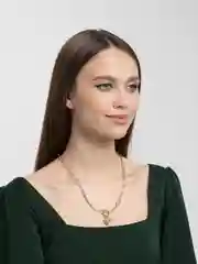 Золотой чокер с жемчужными бусинами на шею