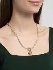 Золотой чокер с жемчужными бусинами на шею