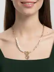 Золотой чокер с жемчужными бусинами на шею
