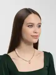Желтый чокер с жемчужными бусинами на шею