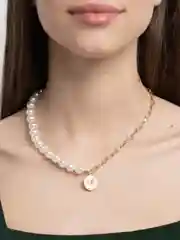Желтый чокер с жемчужными бусинами на шею
