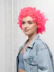 Розовый парик клоуна цветной, кудрявый
