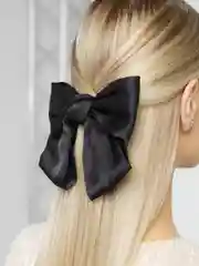 Черный бант на заколке