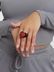 Черный кольцо акриловое "Сердце"