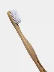 Зубная щетка для взрослых HUMBLE BRUSH из бамбука, белая, щетина средней жесткости