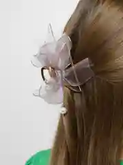 Кремовый крабик металлический с бантом