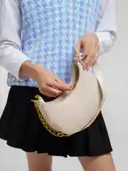 Белый сумка - багет женская, через плечо, маленькая, на цепочке