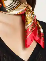 Алый платок женский, шелковый
