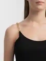 Черный топ с цепочкой
