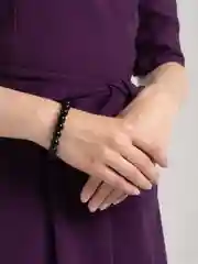 Черный браслет на руку из камня, женский