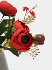 Красный искусственные цветы: камелии, пионы, букет