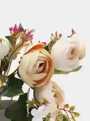 Светло-бежевый искусственные цветы: камелии, пионы, букет